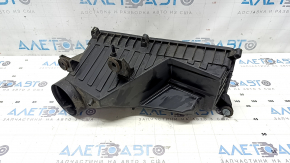 Capacul inferior al carcasei filtrului de aer Jeep Cherokee KL 19-23 2.0T are crăpături la elementele de fixare