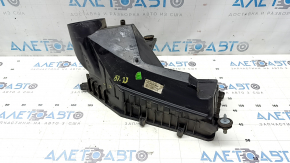 Capacul inferior al carcasei filtrului de aer Jeep Cherokee KL 19-23 2.0T are crăpături la elementele de fixare