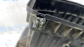 Capacul inferior al carcasei filtrului de aer Jeep Cherokee KL 19-23 2.0T are crăpături la elementele de fixare