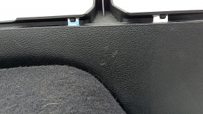 Ornament arc stânga Jeep Cherokee KL 19-23 negru, din fetru, sub capacul electric, zgârieturi, plastic alb, necesită curățare