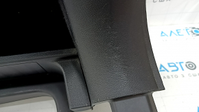 Ornament arc dreapta Jeep Cherokee KL 19-23 negru, din fetru, sub capacul electric, zgârieturi, plastic alb, necesită curățare