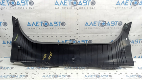 Ornamentul de la deschiderea portbagajului pentru Toyota Camry v40 07-11 este negru, uzat, îndoit, plasticul s-a albit