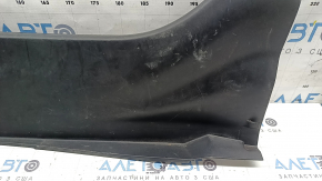 Ornamentul de la deschiderea portbagajului pentru Toyota Camry v40 07-11 este negru, uzat, îndoit, plasticul s-a albit
