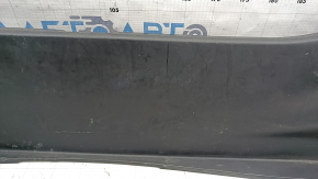 Ornamentul de la deschiderea portbagajului pentru Toyota Camry v40 07-11 este negru, uzat, îndoit, plasticul s-a albit