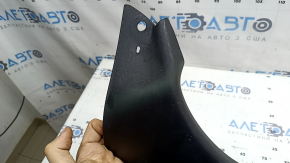 Ornamentul de la deschiderea portbagajului pentru Toyota Camry v40 07-11 este negru, uzat, îndoit, plasticul s-a albit
