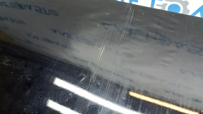 Zgârieturi pe eleronul portbagajului Chevrolet Equinox EV 24-26, fragment exfoliat, crăpături, elemente de fixare rupte, parte inferioară lipsă