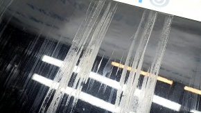 Zgârieturi pe eleronul portbagajului Chevrolet Equinox EV 24-26, fragment exfoliat, crăpături, elemente de fixare rupte, parte inferioară lipsă