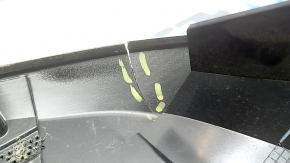 Zgârieturi pe eleronul portbagajului Chevrolet Equinox EV 24-26, fragment exfoliat, crăpături, elemente de fixare rupte, parte inferioară lipsă