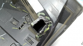 Zgârieturi pe eleronul portbagajului Chevrolet Equinox EV 24-26, fragment exfoliat, crăpături, elemente de fixare rupte, parte inferioară lipsă