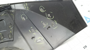 Zgârieturi pe eleronul portbagajului Chevrolet Equinox EV 24-26, fragment exfoliat, crăpături, elemente de fixare rupte, parte inferioară lipsă