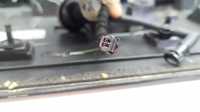 Zgârieturi pe eleronul portbagajului Chevrolet Equinox EV 24-26, fragment exfoliat, crăpături, elemente de fixare rupte, parte inferioară lipsă