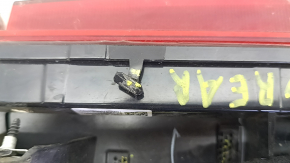 Zgârieturi pe eleronul portbagajului Chevrolet Equinox EV 24-26, fragment exfoliat, crăpături, elemente de fixare rupte, parte inferioară lipsă
