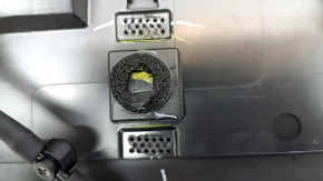 Zgârieturi pe eleronul portbagajului Chevrolet Equinox EV 24-26, fragment exfoliat, crăpături, elemente de fixare rupte, parte inferioară lipsă