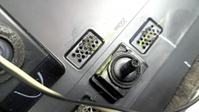 Zgârieturi pe eleronul portbagajului Chevrolet Equinox EV 24-26, fragment exfoliat, crăpături, elemente de fixare rupte, parte inferioară lipsă