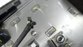 Zgârieturi pe eleronul portbagajului Chevrolet Equinox EV 24-26, fragment exfoliat, crăpături, elemente de fixare rupte, parte inferioară lipsă