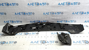 Zgârieturi pe eleronul portbagajului Chevrolet Equinox EV 24-26, fragment exfoliat, crăpături, elemente de fixare rupte, parte inferioară lipsă