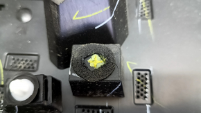 Zgârieturi pe eleronul portbagajului Chevrolet Equinox EV 24-26, fragment exfoliat, crăpături, elemente de fixare rupte, parte inferioară lipsă