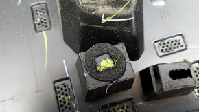 Zgârieturi pe eleronul portbagajului Chevrolet Equinox EV 24-26, fragment exfoliat, crăpături, elemente de fixare rupte, parte inferioară lipsă
