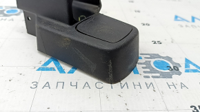 Garnitura scaunului pasagerului din spate stânga pentru un Jeep Cherokee KL 14-23 este neagră, cu un dop, zgârieturi, iar plasticul a devenit alb