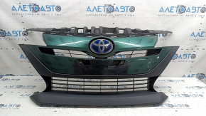 Решетка радиатора grill в сборе Toyota Prius 50 Prime 17-19 без парктроников, примята, царапины, трещина в накладке, сломано крепление
