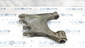 Brațul de control inferior de sub arcul stânga spate al modelului Alfa Romeo Giulia 17-23 are un silent bloc deformat