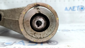 Brațul de control inferior de sub arcul stânga spate al modelului Alfa Romeo Giulia 17-23 are un silent bloc deformat