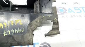 Garnitura deflectorului radiatorului stânga Audi A3 8V 17-20 4d 2.0T este ruptă