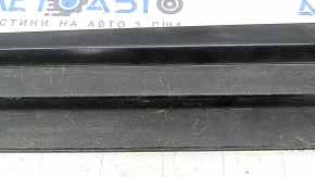 Ornament ușă stânga față inferioară, structură Chevrolet Bolt 17-20, ornament vopsit, element de fixare rupt, zgârieturi