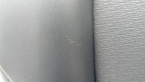 Spatele scaunelor din spate, al doilea rând de scaune dreapta, Nissan Rogue 21-22, piele neagră, zgârieturi