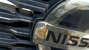 Решетка радиатора grill с эмблемой Nissan Rogue 21-23 под камеру и радар, тычки