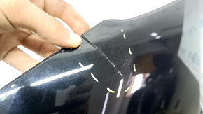 Ornamentul aripii spate dreapta a unui Toyota Prius 50 Prime 17-22 are vopseaua decojită și este crăpat