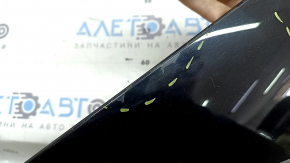 Ornamentul aripii spate dreapta a unui Toyota Prius 50 Prime 17-22 are vopseaua decojită și este crăpat