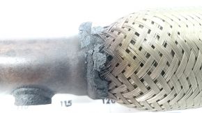 Țeava de eșapament cu convertorul catalitic al hibridului Toyota Camry v40 07-11 este ruginită, plasa este ruptă