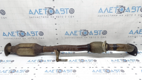 Țeava de eșapament cu convertorul catalitic al hibridului Toyota Camry v40 07-11 este ruginită, plasa este ruptă