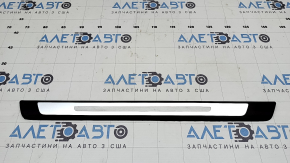 Накладка порога внешняя передняя левая Audi A4 B9 17-24 хром, царапины, примята