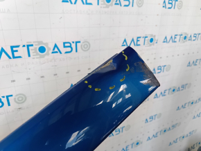 Sfert stânga față al unui Chevrolet Bolt EV 17-23, tăiat cu stâlpul central, albastru, îndoit