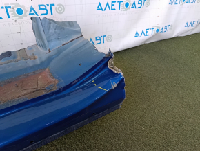 Sfert stânga față al unui Chevrolet Bolt EV 17-23, tăiat cu stâlpul central, albastru, îndoit