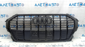 Решетка радиатора grill в сборе Audi Q3 83A 19-24 черный глянец, без эмблем, сломаны молдинги, треснута