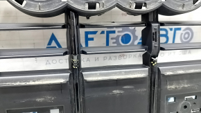 Grilă radiator Audi Q3 83A 19-25 negru lucios, fără embleme, mulaje rupte, crăpată
