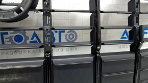 Grilă radiator Audi Q3 83A 19-25 negru lucios, fără embleme, mulaje rupte, crăpată