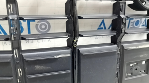 Grilă radiator Audi Q3 83A 19-25 negru lucios, fără embleme, mulaje rupte, crăpată