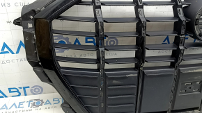 Grilă radiator Audi Q3 83A 19-25 negru lucios, fără embleme, mulaje rupte, crăpată