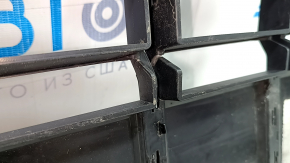 Grilă radiator Audi Q3 83A 19-25 negru lucios, fără embleme, mulaje rupte, crăpată