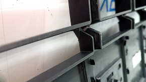 Grilă radiator Audi Q3 83A 19-25 negru lucios, fără embleme, mulaje rupte, crăpată