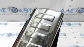 Накладка проема багажника Audi Q3 83A 19-25 черная с хромом, потертости на хроме
