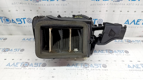 Carcasa încălzitorului și ventilația nefinisate ale Audi A4 B9 18-25