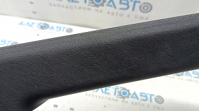 Накладка порога внутренняя передняя левая Audi Q3 83A 19-25 черная, царапины, примята направляющая
