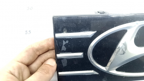 Emblemă grilă radiator Hyundai Ioniq 17-19 HEV, PHEV pentru radar, pentru lustruire, aer de sub plastic, strat de plastic care se decojește
