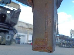 Sfertul stânga față al Toyota Camry v40 07-11 a fost tăiat cu ferăstrăul împreună cu stâlpul central, negru, ruginit