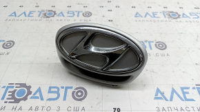 Emblemă a portbagajului modelului Hyundai Ioniq 17-19, sub cameră, cu mâner, lipsește un fragment din capacul butonului
